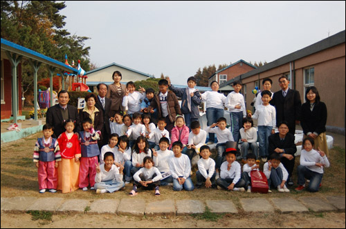 동호 초등학교 학습 발표회가 있던날 선생님과 전교생이 한자리에 모여 기념촬영을 하였다. 